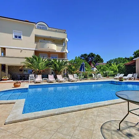 Luxury On Two Floors With Swimming Pool
